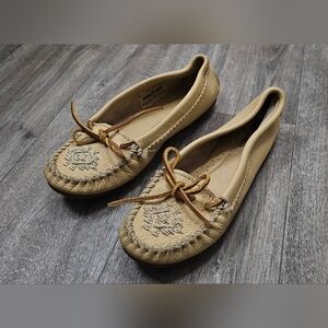 Minnetonka Women's Tan Moccasins-Size 6.5